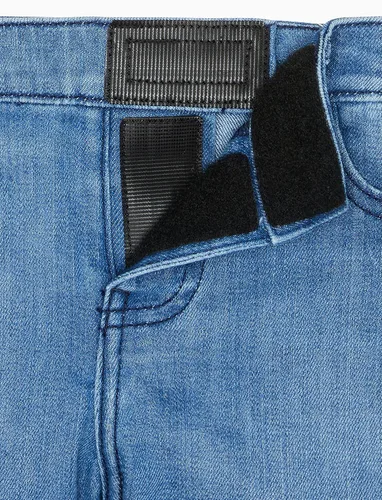 Vista 3 de Tommy Hilfiger Pantalones cortos de mezclilla para niñas con cierre de velcro