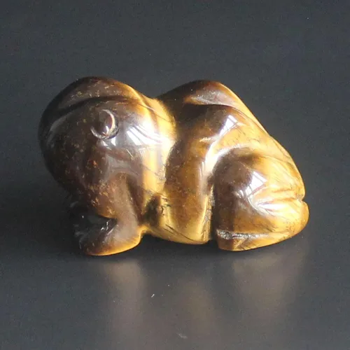 Vista 2 de Figura de rana de cristal tallada a mano de 1.6 pulgadas (ojo de tigre dorado)