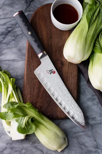 Vista 3 de MIYABI Kaizen - Cuchillo Santoku con borde hueco de 7 pulgadas