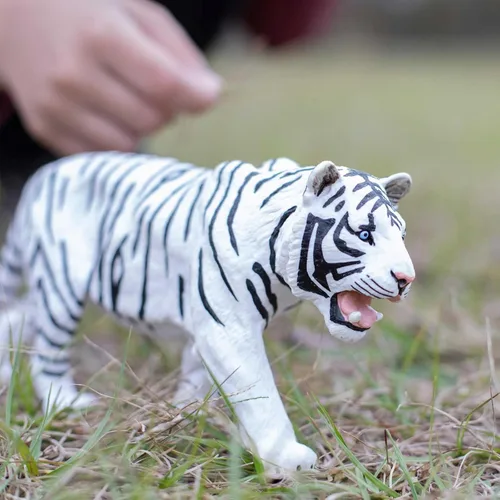 Vista 2 de Safari Ltd. Figura de tigre siberiano blanco, figura detallada de plástico de 10 pulgadas, divertido juguete educativo para niños, niñas y niños a