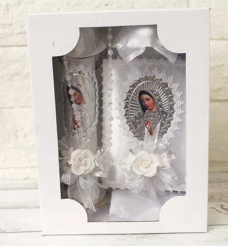 Vista 2 de Elegante hecho a mano 5 piezas Nuestra Señora Guadalupe Virgen María Lámina Imagen de Encaje Bautismo Bautizo Conchas Juego de velas Favores Niña