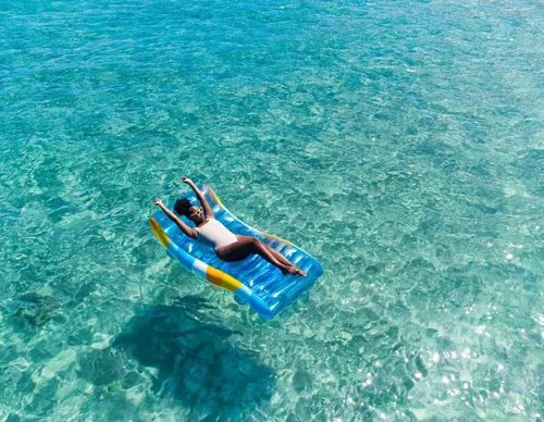 Vista 6 de PoolCandy Tumbona flotante Good Vibes. El último flotador inflable 2 en 1 lujoso y duradero; es una silla lounge en tierra o en agua.