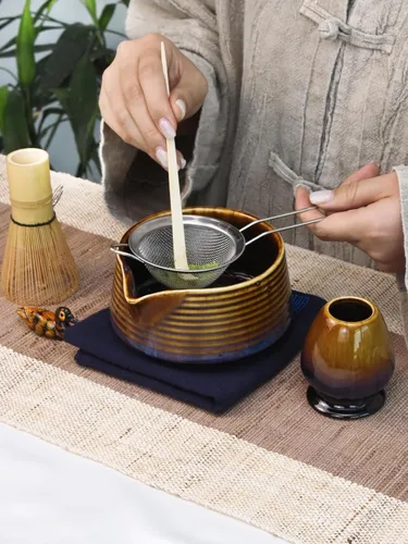 Vista 4 de Artcome Juego de té Matcha – Kit japonés Matcha con batidor de bambú, cuenco de boquilla para vertido, cuchara, tamiz, soporte y manual