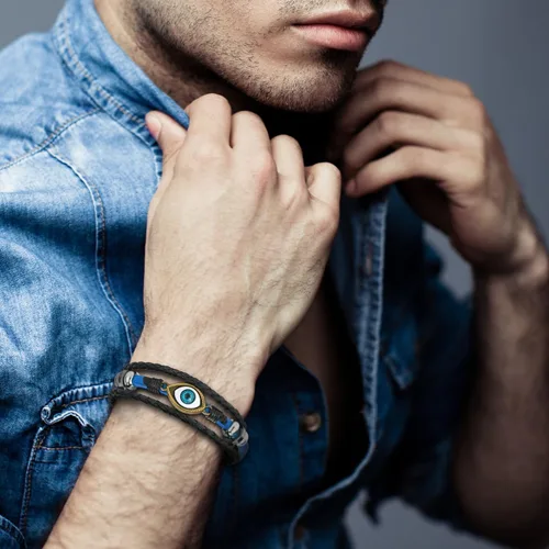 Vista 2 de COOLSTEELANDBEYOND Pulsera de tres filas de cuentas de cuero contra el mal de ojo para hombre y mujer