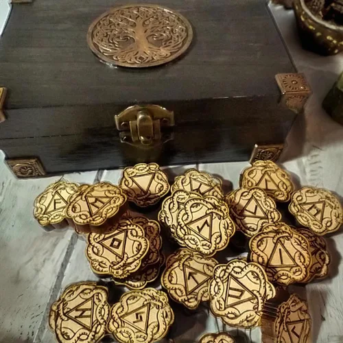 Vista 3 de Juego de runa vikinga de serpiente de dragón de madera, regalo pagano vikingo de Futhark, fabricado en madera de soild de EE. UU