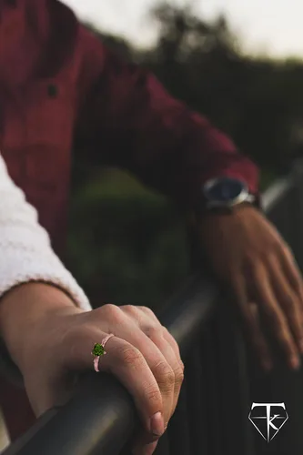 Vista 3 de Elegante anillo apilable de oro de 14 quilates con forma de corazón martillado y diamante