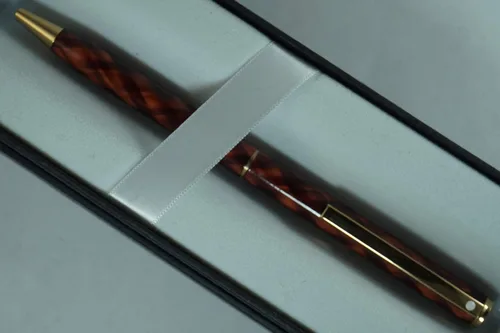 Vista 3 de Sheaffer Rare Made in the USA Signature Slim Classic Fashion entrecruzada Tartán a cuadros de madera roja Barril y tapa, y bolígrafo chapado en oro.
