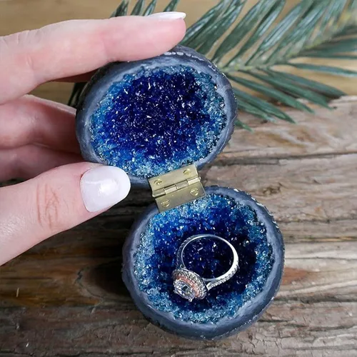 Vista 6 de ZXYWW Crystal Geode, caja redonda para anillos de cuarzo con geoda de ágata, organizador de joyas para mujeres y niñas, recuerdo de boda, arco iris