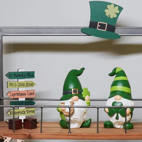 Vista 8 de Newman House Studio Decoraciones del día de San Patricio, decoración de gnomo, 2 figuras de gnomo de resina con herradura de trébol verde