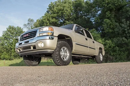 Vista 3 de Rough Country Kit de nivelación de elevación de 2" para Chevy Silverado y GMC Sierra 2500HD (2001-2010) con códigos FT - Aumenta la distancia al