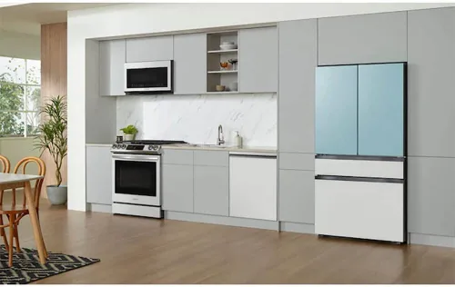 Vista 3 de Samsung Refrigerador de puerta francesa de 4 puertas a medida de 29 pies cúbicos con centro de bebidas, panel superior de vidrio azul matutino