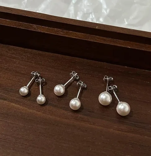 Vista 2 de Aretes pequeños de perlas de plata de ley redondos de 0.118in AAAA blanco perlas de agua dulce, Perla, nácar