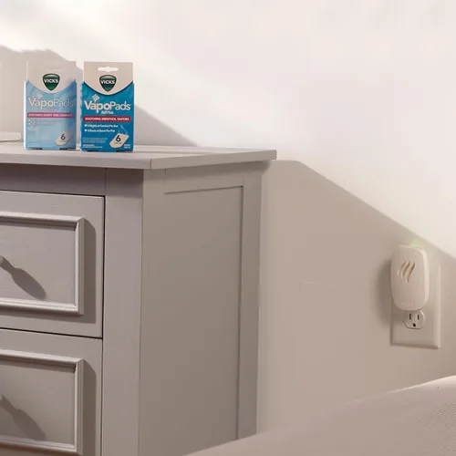 Vista 4 de Vicks Vaporizador Avanzado de Vapores Calmantes Sin Agua con Luz Nocturna y VapoPads para Ayudar a Aliviar las Molestias de Resfriados y Gripe, 1