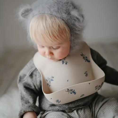 Vista 134 de Mushie - Babero de silicona para bebé, ajustable y resistente al agua (abejas) De 4 a 24 meses, lavable a máquina, correa ajustable