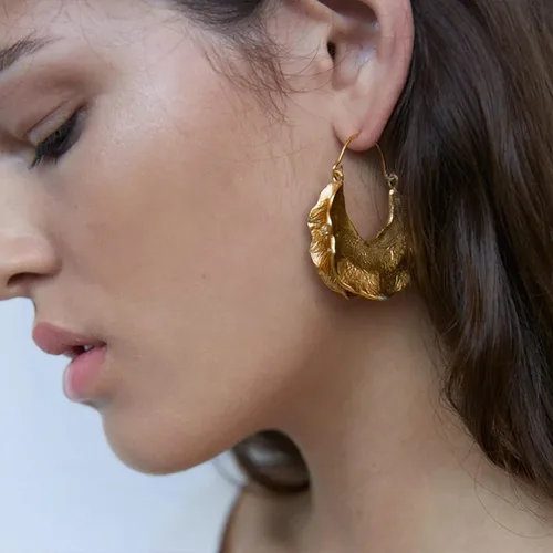 Vista 3 de T-ztoss Aretes colgantes de oro bohemio con diseño de flores elegantes de metal, únicos y elegantes 3D, joyería de flores grandes, regalo