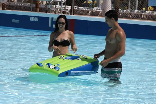 Vista 5 de Airhead Lob the Blob - Juego inflable para piscina o cornhole de 37 pulgadas x 26 pulgadas.