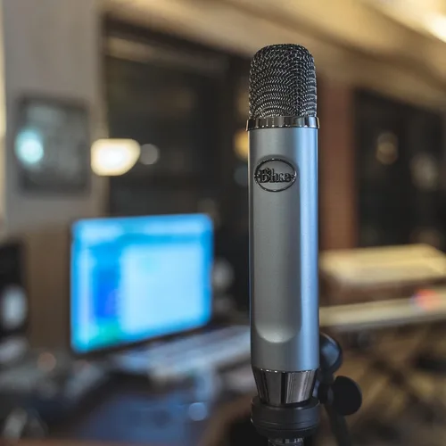 Vista 2 de Logitech Blue Ember XLR - Micrófono condensador para grabación y transmisión, cápsula cardioide personalizada y soporte de micrófono, gris (renovado)