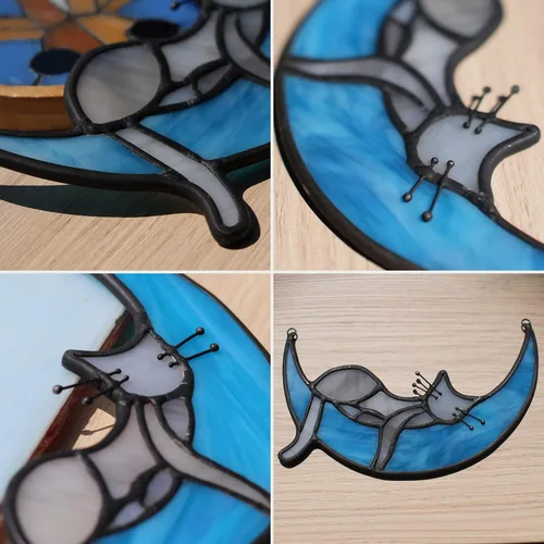 Vista 3 de BOXCASA Atrapasoles de Vidrio Emplomado Hecho a Mano de Gato Gris en Luna - Colgante Decorativo para Ventana para Amantes de los Gatos, Día