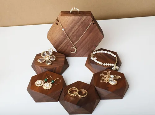 Vista 6 de GemeShou Wood Necklace Display Stand, Walnut Hexagon Board Jewelry Holder for Show, Hanging Long Necklace Retail Jewelry organizerHexagon Necklace