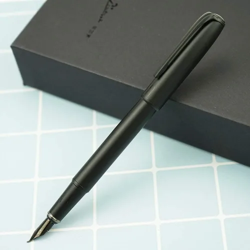 Vista 3 de erofa Picasso 916 - Pluma estilográfica negra mate con caja, bolígrafo de caligrafía doblada de titanio negro