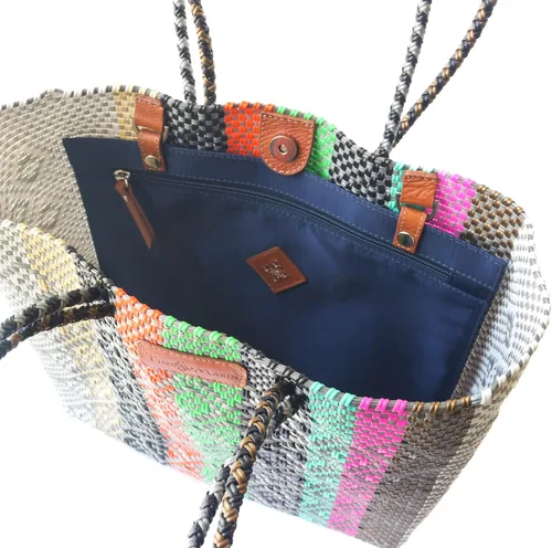 Vista 4 de Maya Bolso de mano tejido, bolso de playa multicolor, bolso de plástico reciclado ecológico, resistente al agua, hecho a mano por artesanos - Bolso