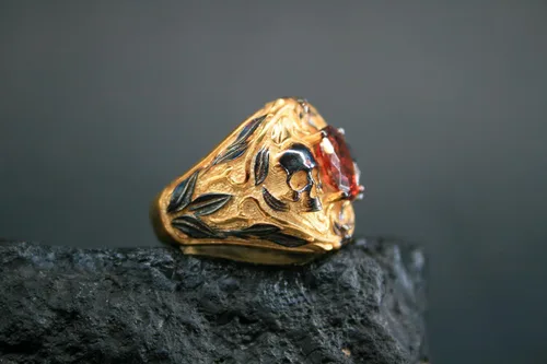 Vista 6 de Gilded Skull Ring with Red Zircon Stone - Unique 925 Silver Craftsmanship