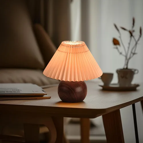 Vista 4 de KUNJOULAM Lámpara de mesa plisada retro, moderna lámpara de mesita de noche con pantalla marrón, base de metal de 5.9 pulgadas para dormitorio