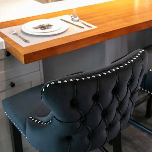Vista 8 de Taburetes de bar tapizados de terciopelo modernos de 27 pulgadas con patas de madera, botón acolchonado, cabeza de clavo cromada, taburetes de bar