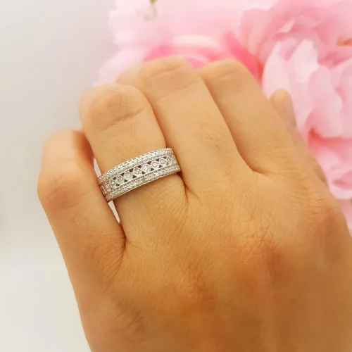 Vista 3 de Dazzlingrock Collection Anillo de boda redondo de triple fila gruesa para mujer, con piedras preciosas y diamantes, disponible en oro de 10K14K18K