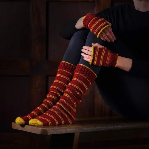 Vista 2 de Hero Collector Hogwarts Gryffindor Slouch Socks and Mitones Kit de tejer Kits de tejido de Harry Potter Wizarding World