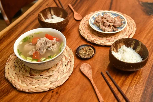 Vista 5 de Juego de 2 cuencos y cucharas de coco natural, pulido con aceite de coco, duradero, ligero, útil, cuenco grande de madera para ensaladas, desayuno