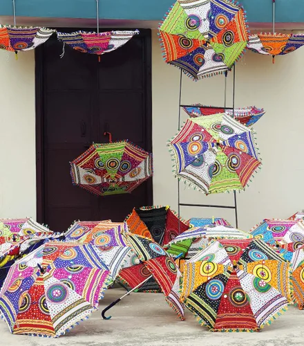 Vista 3 de Marubhumi Paraguas de diseño indio hecho a mano de algodón multicolor multicolor bordado Boho paraguas sombrilla (5 unids)