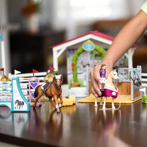 Vista 5 de Schleich Horse Club, juego de 86 piezas, juguetes de caballos para niñas y niños de 5 a 12 años, torneo de caballos de la amistad