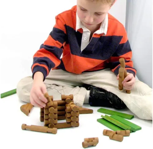 Vista 5 de Tumble Tree Timbers - Juego de construcción de madera - 450 piezas. Construye cabañas de troncos. Juguete educativo STEM