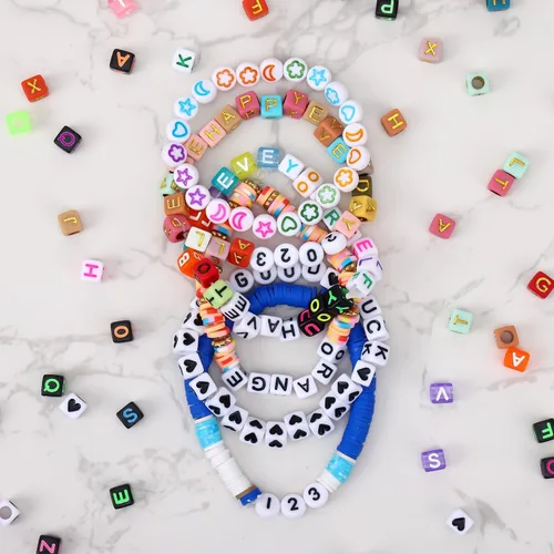 Vista 4 de QUEFE 2000 cuentas de letras en forma de cubo para pulseras, cuentas de números del alfabeto de 9 colores con 1 rollo de cuerda elástica
