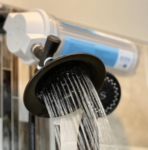 Vista 2 de Envig CloraClear - Filtro de ducha de cloramina y sulfuro de hidrógeno, reduce la picazón en la piel seca, pérdida de cabello, caspa, eccema