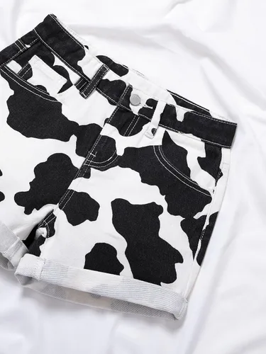Vista 3 de WDIRARA Pantalones cortos de mezclilla de pierna ancha con botones de cintura alta y estampado de vaca para niña