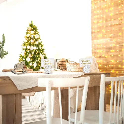 Vista 4 de Kigley 24 portatarjetas de Navidad con diseño de copo de nieve de 2.17 pulgadas, soporte de números de mesa de madera de Navidad con copo de nieve