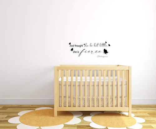 Vista 3 de Adhesivo decorativo para pared con cita en inglés «She is Fierce Shakespeare» para habitación infantil, guardería, guardería, decoración del hogar