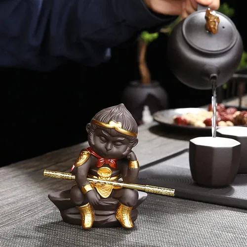 Vista 2 de Estatua del rey mono, linda figura de monje zen de Sun Wukong Buda, escultura china de viaje al monje del oeste con abrazo dorado, mascota de té
