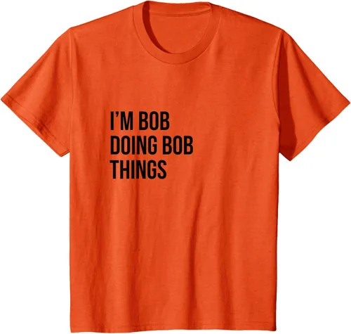 Vista 65 de Camiseta con texto en inglés "I'm Bob Doing Bob Things" Asfalto