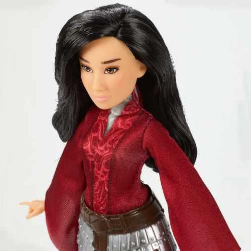 Vista 5 de Muñeca de moda Mulan de Disney con armadura de falda, zapatos, pantalones y top, inspirada en la película Mulan de Disney, juguete para niños