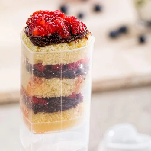 Vista 3 de Restaurantware -4.2 onzas Push Up Pops, 100 recipientes de corazón para tartas con forma de corazón, con tapas y palos, recipientes de plástico