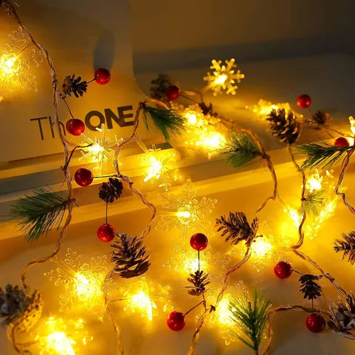 Vista 3 de Guirnalda de Navidad de 30 LED de 10 pies con Luces de Copos de Nieve, Piñas, Bayas Rojas, Luces de Hadas Operadas por Batería con 8 Modos