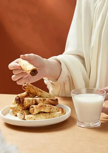 Vista 5 de Rollos de huevo de chocolate con avellana, bocadillos de relleno de galletas, barras de galletas de sándwich de chocolate, 4.23 oz/120 g envío desde