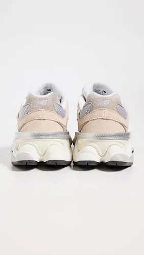 Vista 4 de New Balance Men's 9060 Sneakers beige gris