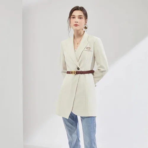 Vista 409 de Cinturón de cuero clásico con hebilla de metal para mujer con vestido de jeans