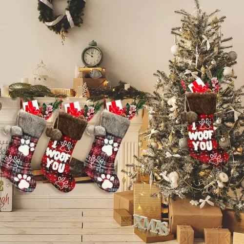 Vista 5 de Skylety 2 medias navideñas para perros y mascotas, de 20 pulgadas, a cuadros, de felpa, de piel sintética, adorno colgante de Navidad con letra