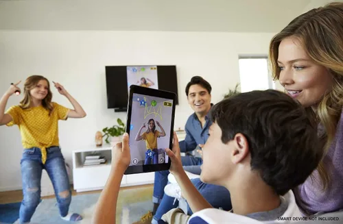 Vista 2 de Mattel Games Pictionary Air Kids Vs. Grown-Ups Juego familiar para la noche de juegos con bolígrafo de luz y tarjetas de pistas, se conecta a