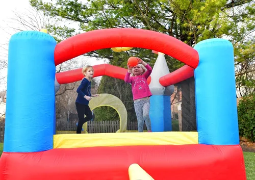 Vista 5 de Castillo de casa saltarina inflable Bounceland con aro de baloncesto, brincador inflable, tobogán divertido, entrada segura, soplador fuerte
